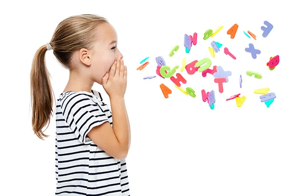 shutterstock_1241157361 kleines Mädchen, dem bunte Buchstaben aus dem Mund kommen